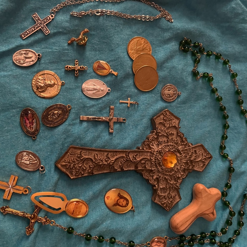 LARGE LOT OF CHRISTIAN CROSSES, MEDALS, PINS, COINS, ETC